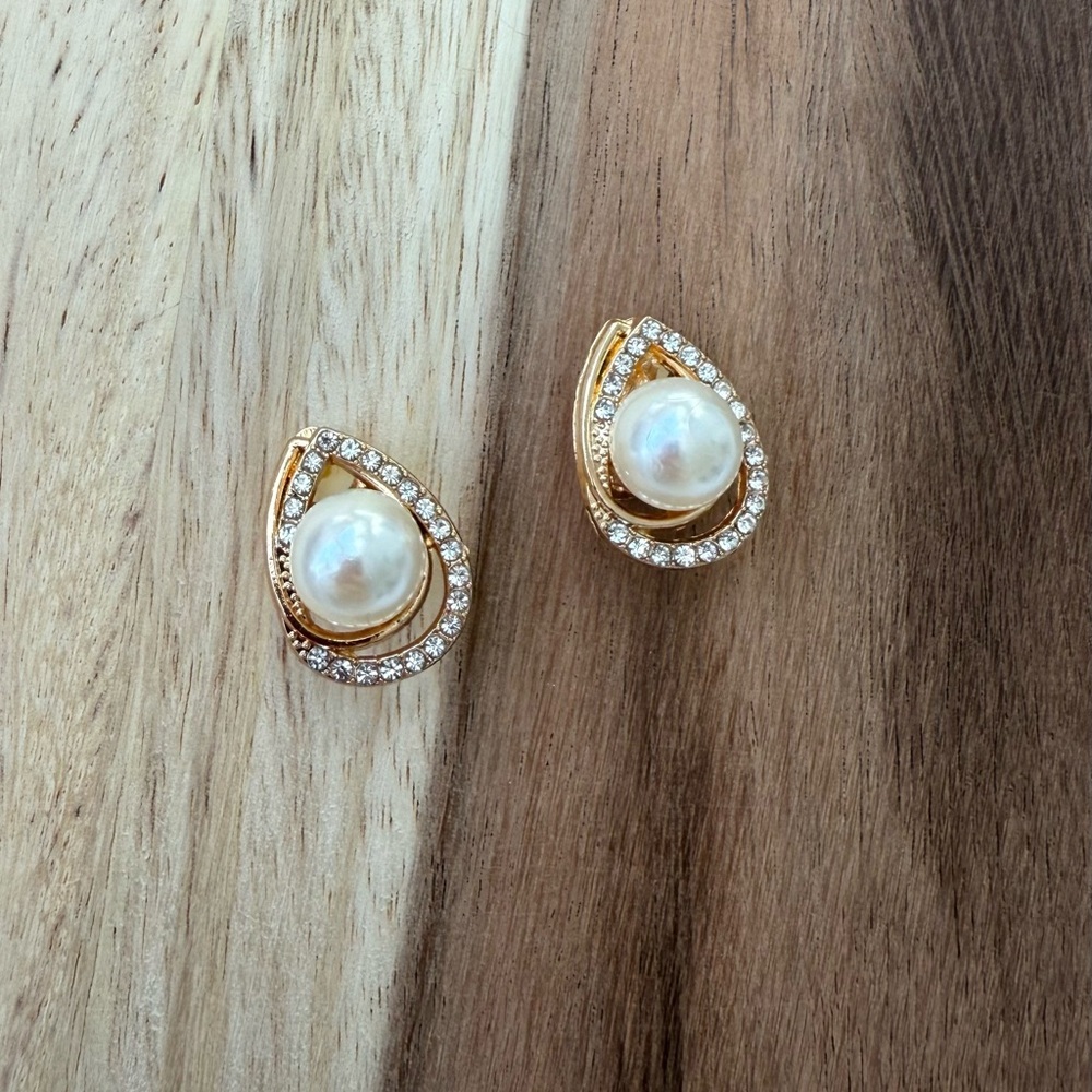 Vintage Gold and Pearl Teardrop Clip On Earrings